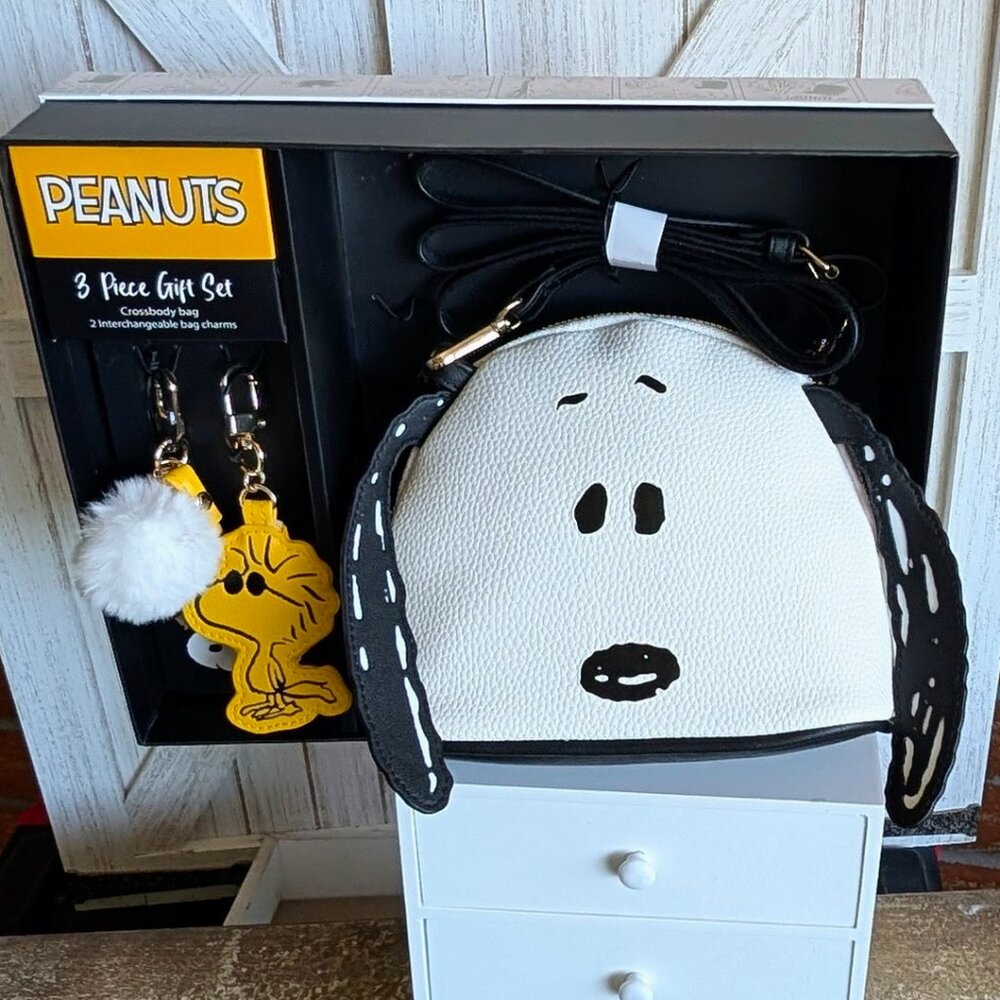 NIB Adorable 3 Pcs PEANUTS Crossbody Bag, 2 Bag Charms Gift set - Picture 1 of 6